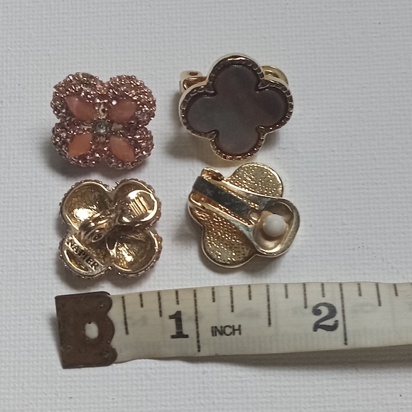 2 pairs gold tone clover clip on earrings - Picture 4 of 5